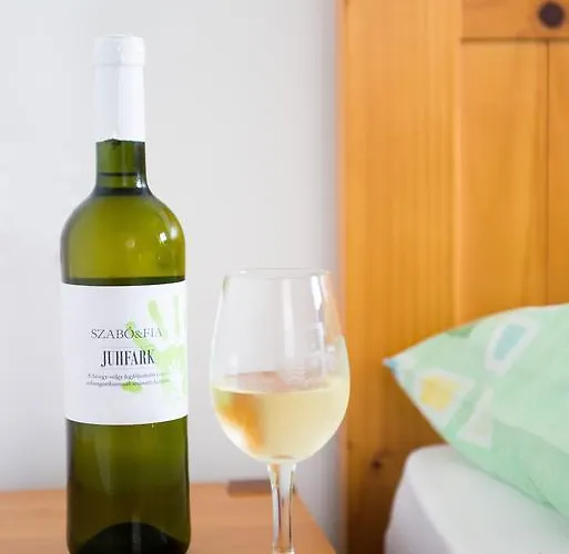 Bed and breakfast Juhfark és Borház 3*